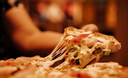 Wyjątkowe doznania kulinarne z pizzą faszerowaną z dostawą w Poznaniu