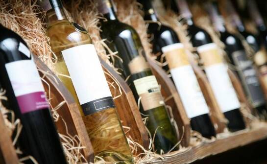 Kreatywne projekty etykiet wina jako sposób na wyróżnienie się na rynku