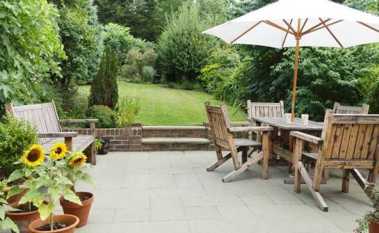 Jak dobrać akcesoria, które podkreślą styl naturalistyczny tarasu przydomowego?