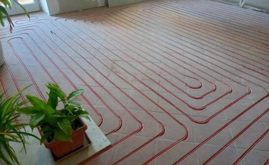 Jak frezowane ogrzewanie podłogowe zapewnia komfort cieplny w mieszkaniach?