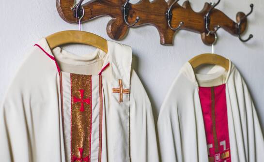 The impact of the liturgical season on the choice of chasuble colors