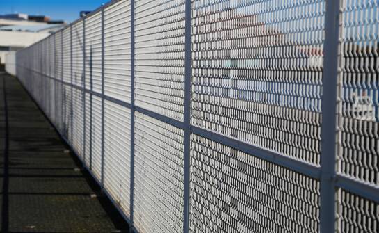 Einfluss zusätzlicher Dienstleistungen auf die Kosten von Zäunen aus Polen