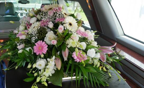 Wybór oprawy kwiatowej na ceremonię kremacyjną