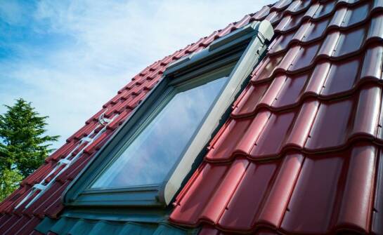 Jak regulacja okien dachowych wpływa na ich szczelność?