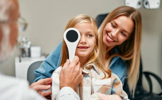 Jakie nowoczesne technologie wspierają pracę okulisty dziecięcego w diagnostyce wzroku?