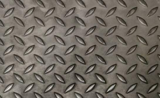 Odporność mechaniczna podłóg przemysłowych: jakie rozwiązania są najskuteczniejsze?