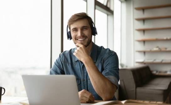 Tłumacz ustny hiszpański: jakie narzędzia wspierają jego pracę?