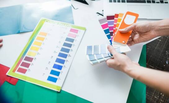 Wybór farb do plandek: na co zwrócić uwagę przy zakupie?