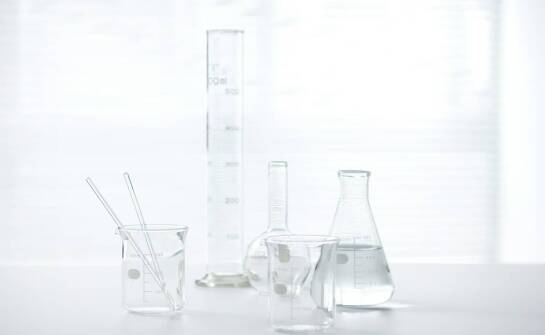 Jakie są główne zalety stosowania szkła kwarcowego w aparaturze pomiarowej?