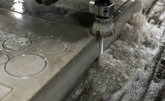 Jakie korzyści przynosi cięcie wodą w kontekście prototypowania płytek?