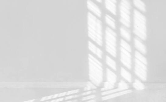 Rola światła w sesjach kobiecych w poznańskim studio