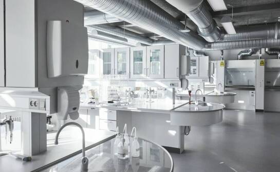 Bezpieczeństwo pracy z niebezpiecznymi odczynnikami laboratoryjnymi