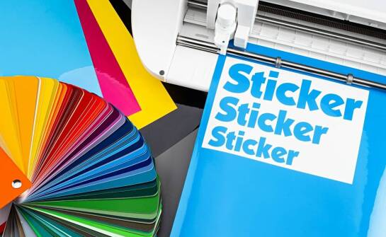 Zastosowanie specjalistycznych klejów w produkcji naklejek – co warto uwzględnić?