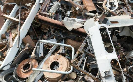 Jak klasyfikacja odpadów przemysłowych wpływa na ich bezpieczne przetwarzanie?