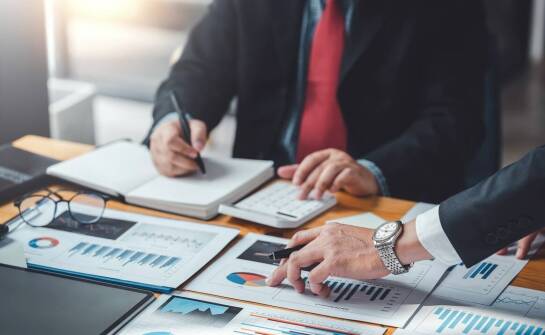 Przegląd ksiąg przychodów i rozchodów przez ekspertów z biura rachunkowego