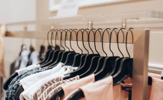 Najnowsze wzory i kolory wśród sukienek mini – co warto mieć w szafie?