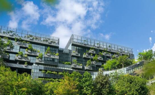 Zrównoważony rozwój a konstrukcja wiat stadionowych – co warto wiedzieć?