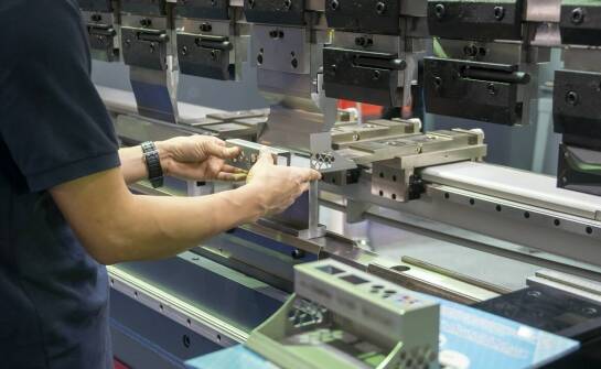 Jakie znaczenie ma gięcie detali w nowoczesnej obróbce metali?