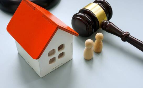 Egzekucja z ruchomości a egzekucja z nieruchomości – kluczowe różnice