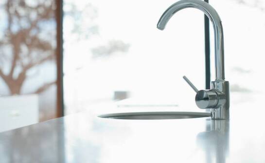 Zastosowanie zestawu do filtowania wody w kuchni – korzyści i zalety