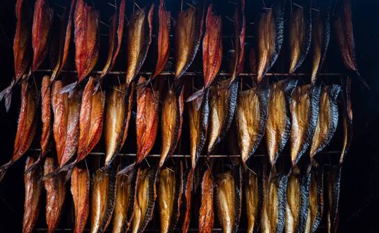 Arten von Räucherchips und ihr Einfluss auf den Geschmack von geräuchertem Fisch