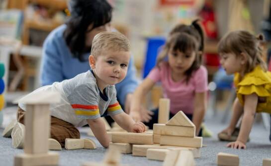 Jak różnorodność zajęć wspiera wszechstronny rozwój dziecka w przedszkolu?