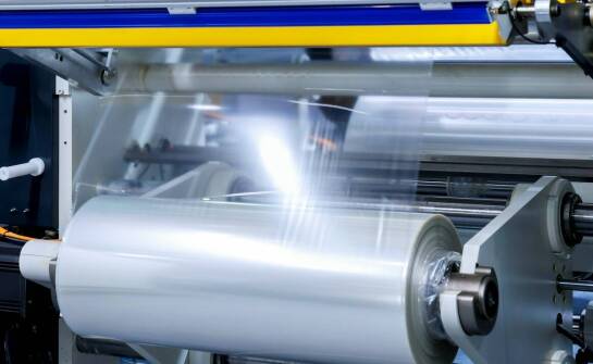 Jak taśmy bezklejowe wspomagają procesy produkcyjne?