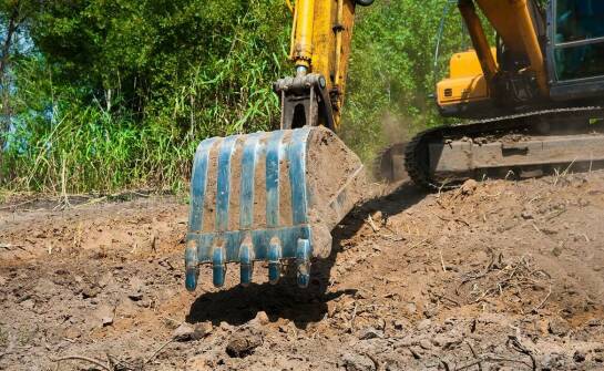 Łyżki do koparek: Jakie są najważniejsze cechy wpływające na ich trwałość?
