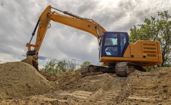Jak wynajem koparki może pomóc w ograniczeniu kosztów projektu?