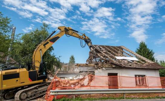 Wynajem koparki a elastyczność w realizacji skomplikowanych wyburzeń
