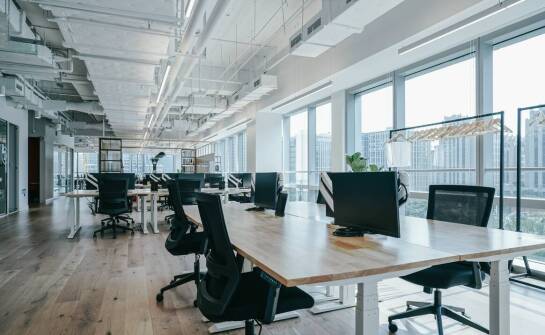 Jakie są zalety ozonowania w kontekście ochrony zdrowia pracowników?