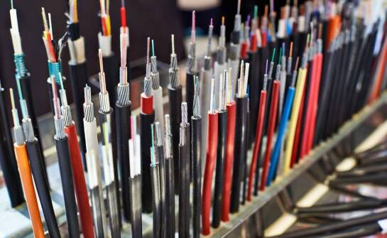 Jakie korzyści dla przedsiębiorstw niosą ze sobą światłowody wielomodowe?