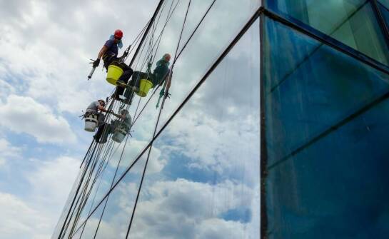Mycie okien w dużych obiektach – jakie wyzwania stawia przed firmą?