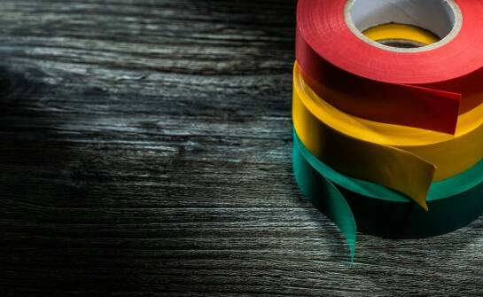 Różnice między papierową taśmą klejącą a innymi rodzajami taśm samoprzylepnych