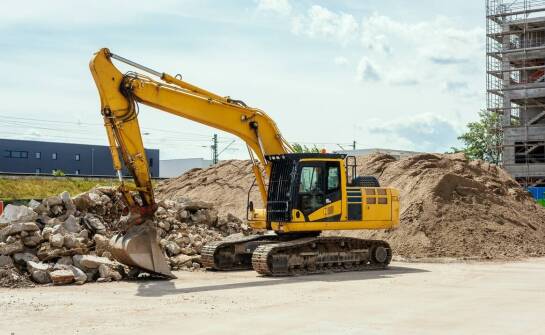 Zalety wynajmu koparki przy realizacji projektów budowlanych
