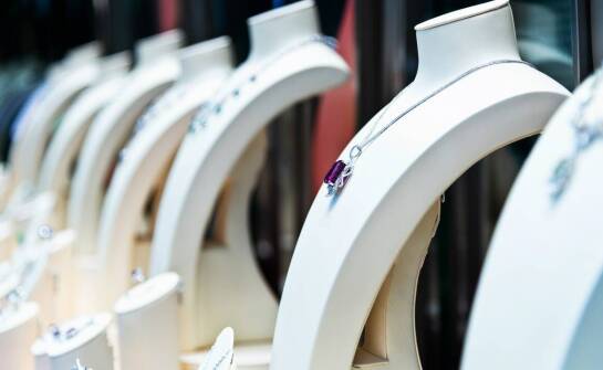 Uniwersalność małej czarnej sukienki – jak dopasować ją do każdej sytuacji?