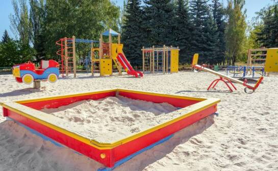 Jakie korzyści przynoszą zjeżdżalnie metalowe na placu zabaw dla rozwoju dzieci?