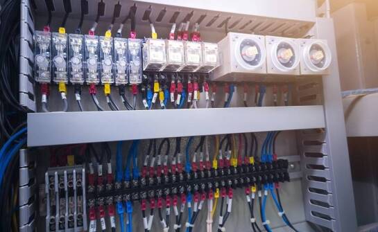 Dlaczego w niektórych układach zasilania warto zrezygnować z pełnej separacji elektrycznej na rzecz oszczędności?