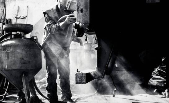 Rola piaskarek automatycznych w przygotowaniu powierzchni przed galwanizacją