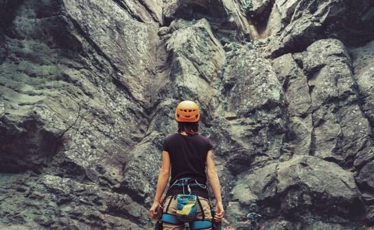 Szkoła wspinania: jak kursy przyczyniają się do zwiększenia bezpieczeństwa na wysokości?