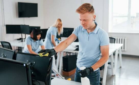 Dlaczego warto korzystać z usług sprzątania szkół przez profesjonalistów?