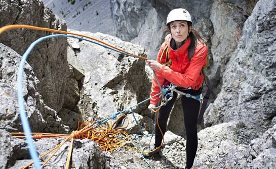 Praktyczne aspekty kursu alpinizmu: jakie wyzwania czekają uczestników?