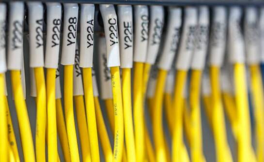 Jak taśmy rzepowe mogą zwiększyć efektywność organizacji okablowania?