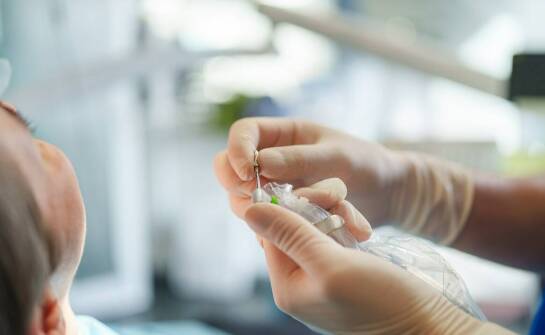 Jak HyaloFast wspiera proces gojenia po artroskopii barku?