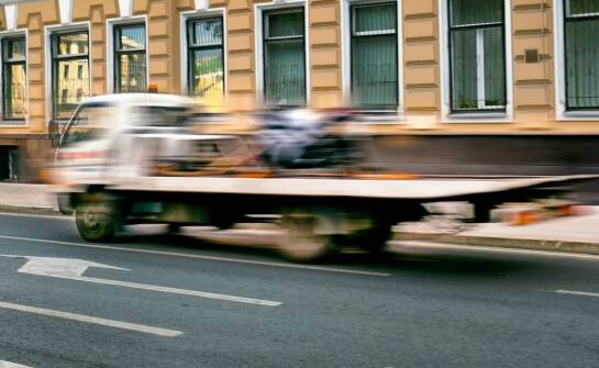 Dlaczego warto wybrać holowanie szczecin przy transporcie pojazdów z UE?