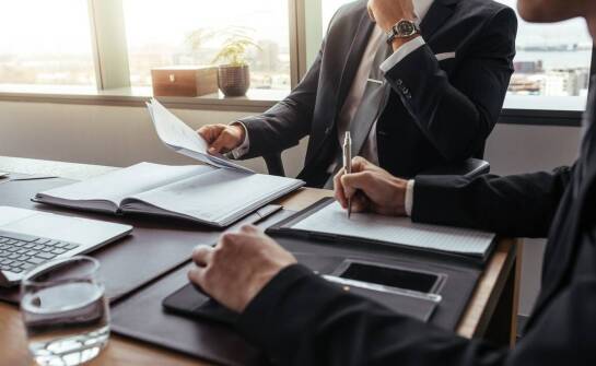 Wsparcie prawne w negocjacjach umów o pracę: co oferuje kancelaria?