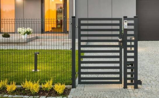 Wo bewähren sich Zäune aus Polen mit horizontalen Stäben?