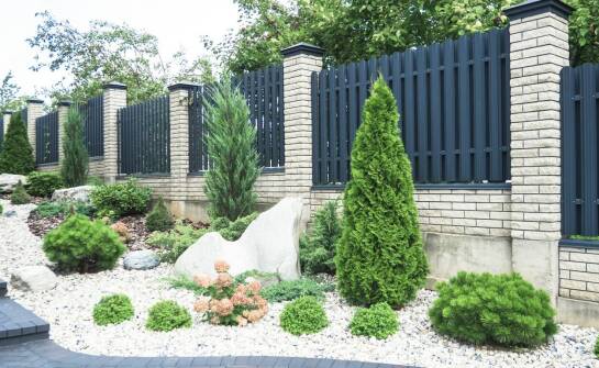 Welche Vorteile haben Metallzäune aus Polen in Form von vertikalen Paneelen?