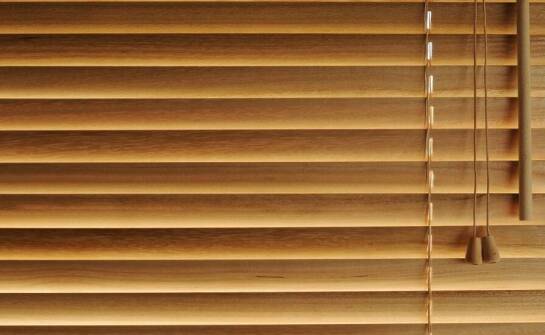 Żaluzje drewniane czy aluminiowe? Porównanie oferty producenta