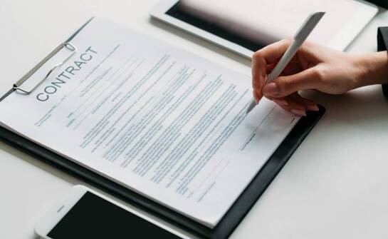 Jakie są kluczowe aspekty umowy przy wynajmie maszyn czyszczących?